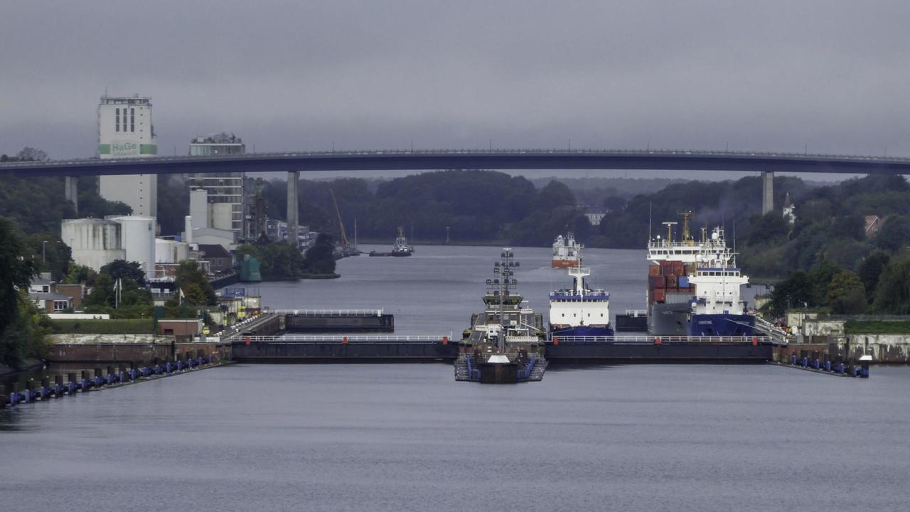 Nord-Ostsee-Kanal Schleusen in Kiel Holtenau Nord-Ostsee-Kanal Schleusen in Kiel Holtenau