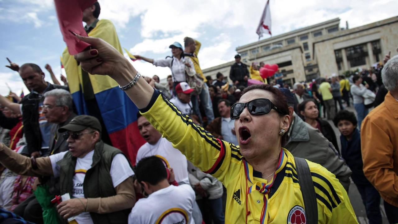 Proteste in Kolumbiens Hauptstadt Bogotá: die Demonstranten protestieren gegen Korruption und den Friedenspakt mit den Rebellen der FARC. Proteste in Kolumbiens Hauptstadt Bogotá: die Demonstranten protestieren gegen Korruption und den Friedenspakt mit den Rebellen der FARC.