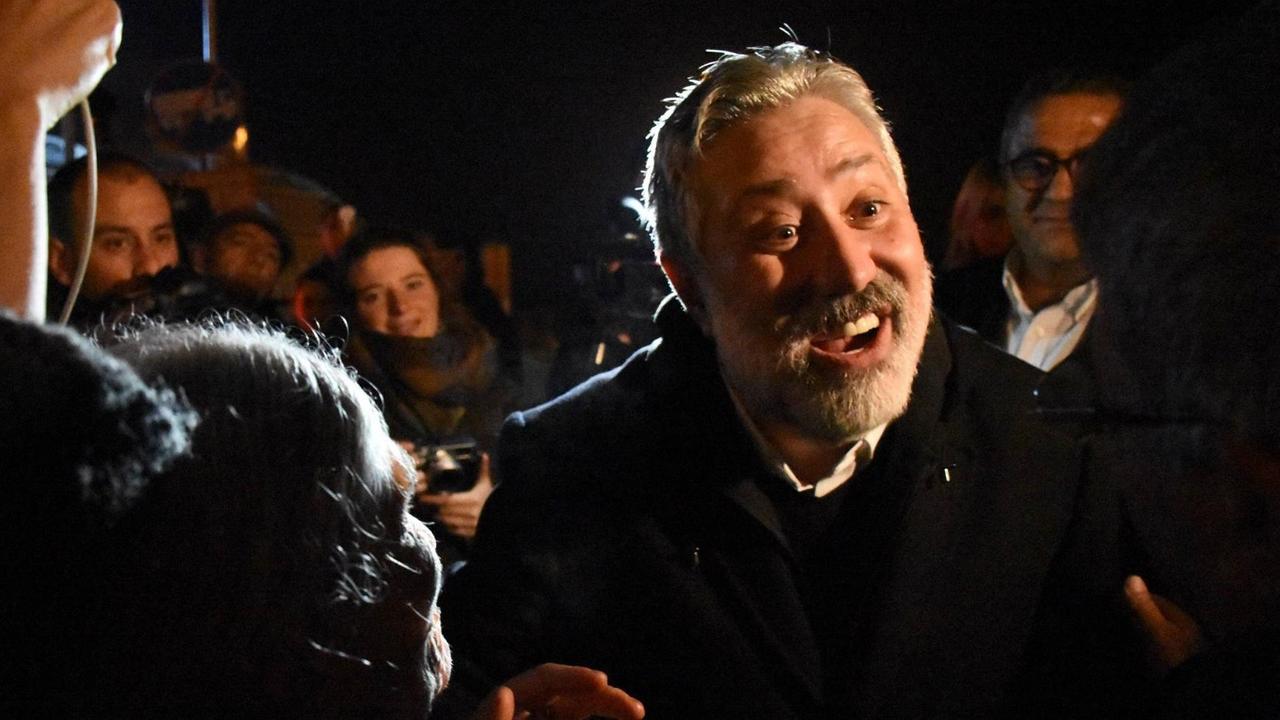 Murat Sabuncu nach seiner Entlassung aus der Untersuchungshaft umgeben von Unterstützern. Murat Sabuncu nach seiner Entlassung aus der Untersuchungshaft umgeben von Unterstützern.