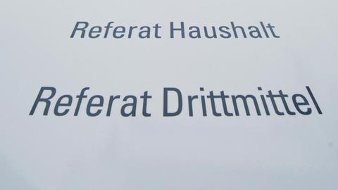 Ein Schild mit der Aufschrift "Referat Drittmittel" hängt in der Domstraße an einem Gebäude der Universität von Greifswald (Mecklenburg-Vorpommern), aufgenommen am 28.01.2013.