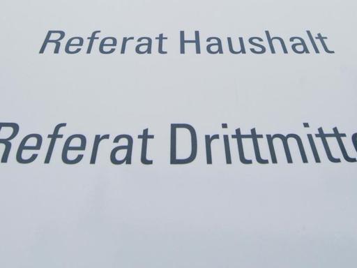 Ein Schild mit der Aufschrift "Referat Drittmittel" hängt in der Domstraße an einem Gebäude der Universität von Greifswald (Mecklenburg-Vorpommern), aufgenommen am 28.01.2013.