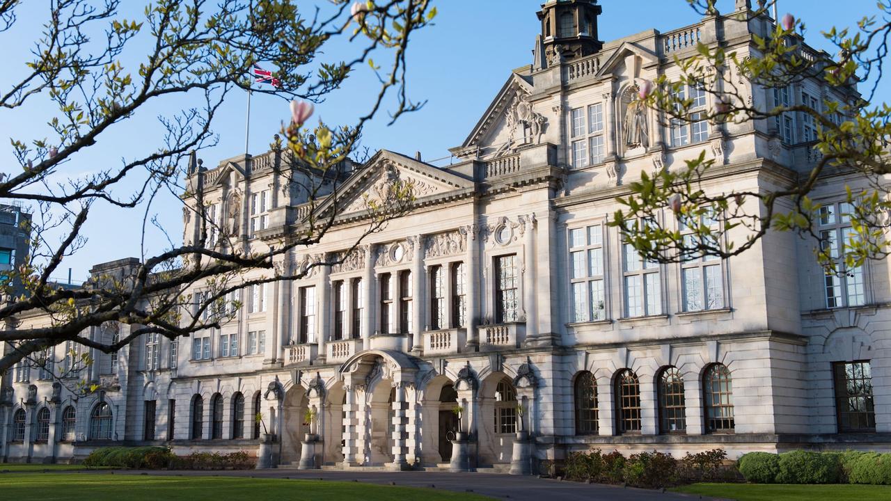 Das Bild zeigt das große, repräsentative Universitätsgebäude der Universität von Cardiff. Das Bild zeigt das große, repräsentative Universitätsgebäude der Universität von Cardiff.