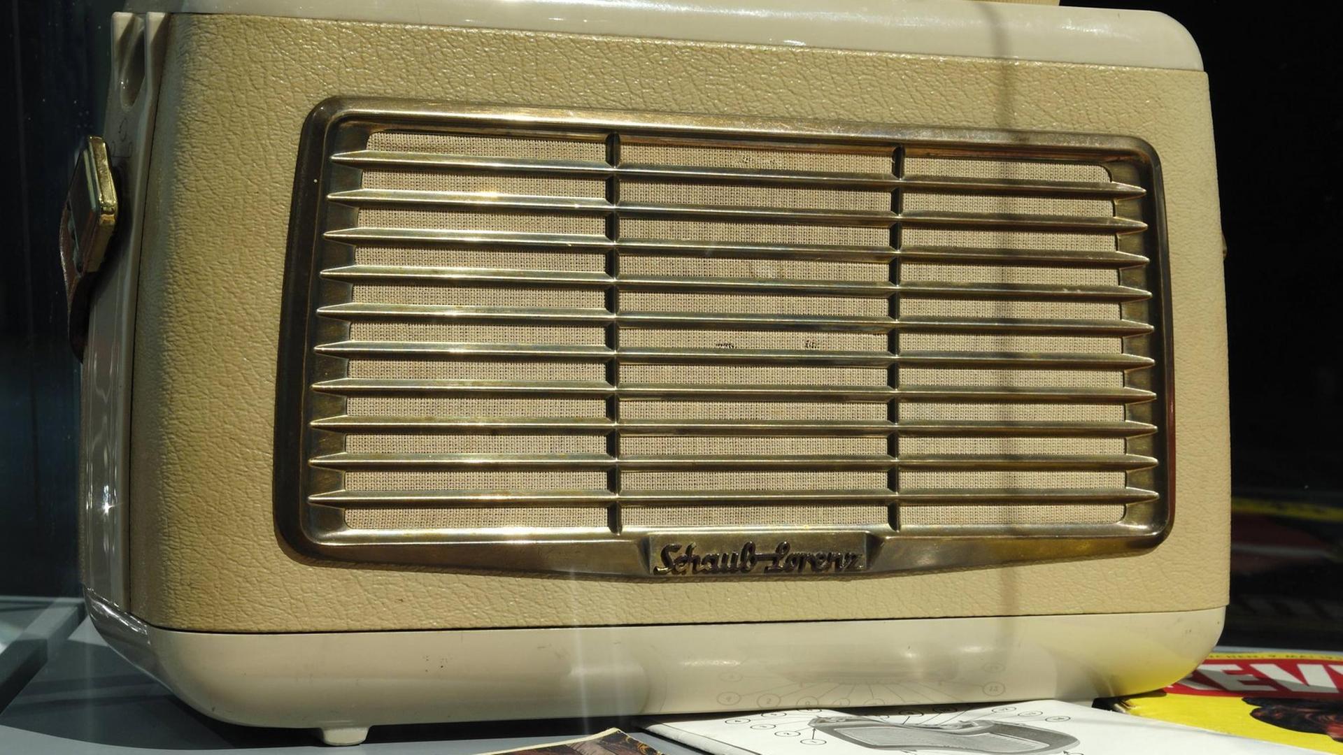 Kofferradio der Firma Schaub-Lorenz aus den 50er Jahren, Ausstellung 2011 im Museum Industriekultur in Nürnberg Kofferradio der Firma Schaub-Lorenz aus den 50er Jahren, Ausstellung 2011 im Museum Industriekultur in Nürnberg
