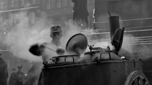 In der Prager Innenstadt bieten deutsche Soldaten im März 1939 Eintopf aus der Gulaschkanone an. Was als eine Geste des guten Willens gedacht war, empfanden die Prager, deren Stadt wenige Tage zuvor (15.03.1939) von der Wehrmacht besetzt worden war, weitgehend als Demütigung. Das zwischen Chamberlain, Daladier, Mussolini und Hitler geschlossene Münchner Abkommen vom 29.09.19938 hatte Hitler-Deutschland freie Hand bei der Besetzung von Teilen der Tschechoslowakei zugesichert.