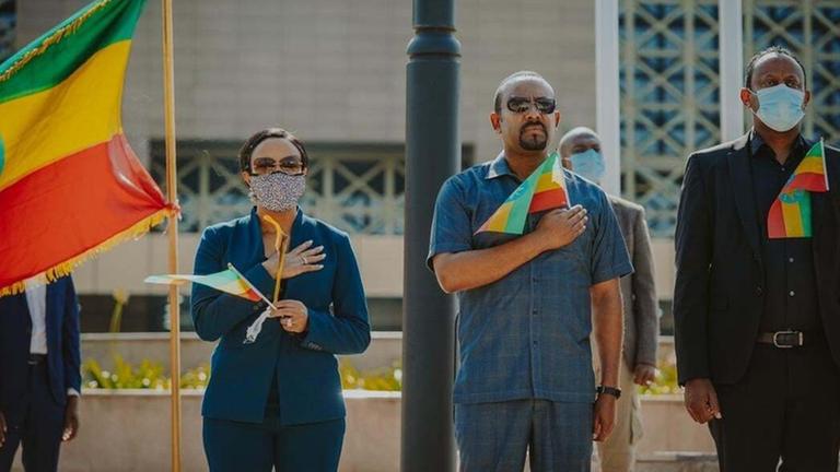 Der äthiopische Premierminister Abiy Ahmed Ali und seine Frau Zinash Tayachew nehmen am 3. November 2021 in Addis Abeba, Äthiopien, an einer von der Stadtverwaltung organisierten Gedenkfeier für die Opfer des Tigray-Konflikts teil.