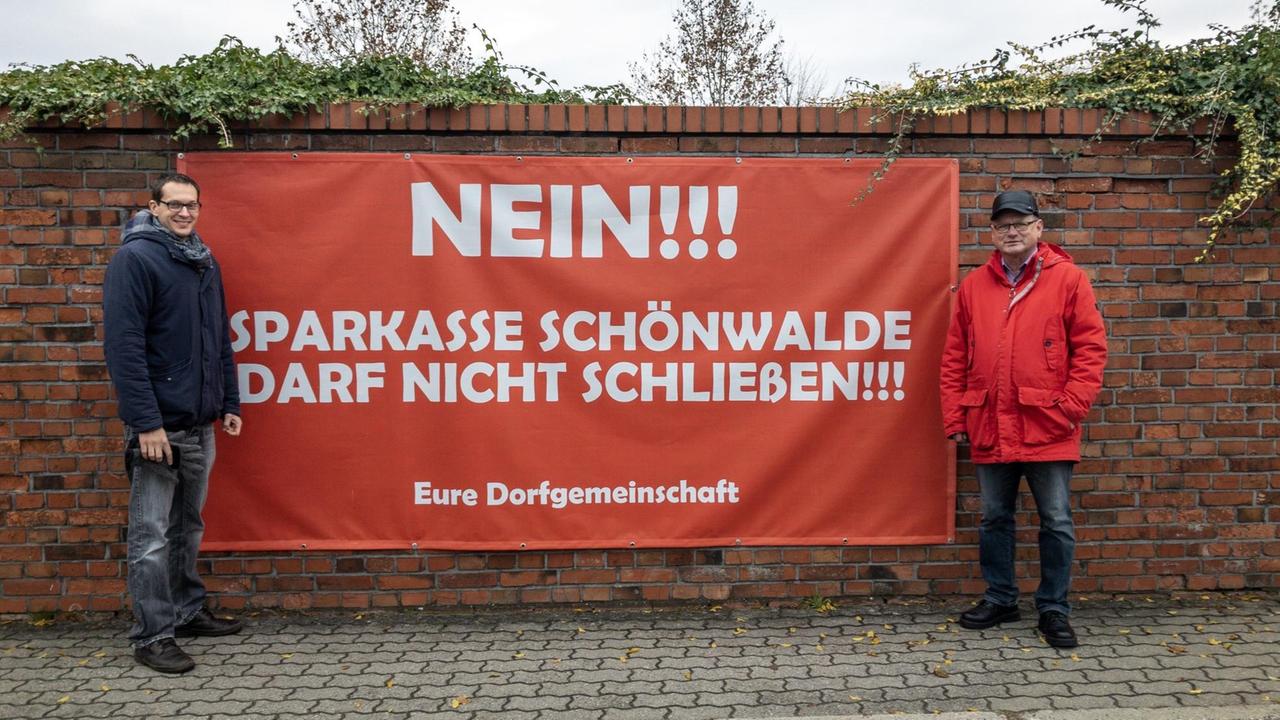 Grünen-Politiker Benjamin Raschke (links) und Bürgermeister Roland Gefreiter haben es versucht, aber da war nichts zu machen: Mit der Sparkasse fehlt in Schönwalde ein weiterer sozialer Treffpunkt