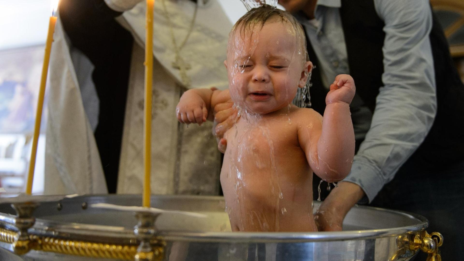 Jekaterinburg, Russland: Ein Baby wird in der St.-Seraphim-von-Sarov-Kirche getauft Jekaterinburg, Russland: Ein Baby wird in der St.-Seraphim-von-Sarov-Kirche getauft