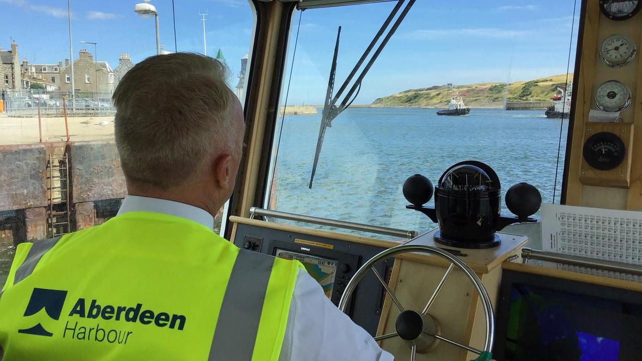 Blick aus der Steuerkabine eines Schiffs auf den Hafen von Aberdeen, Schottland Blick aus der Steuerkabine eines Schiffs auf den Hafen von Aberdeen, Schottland