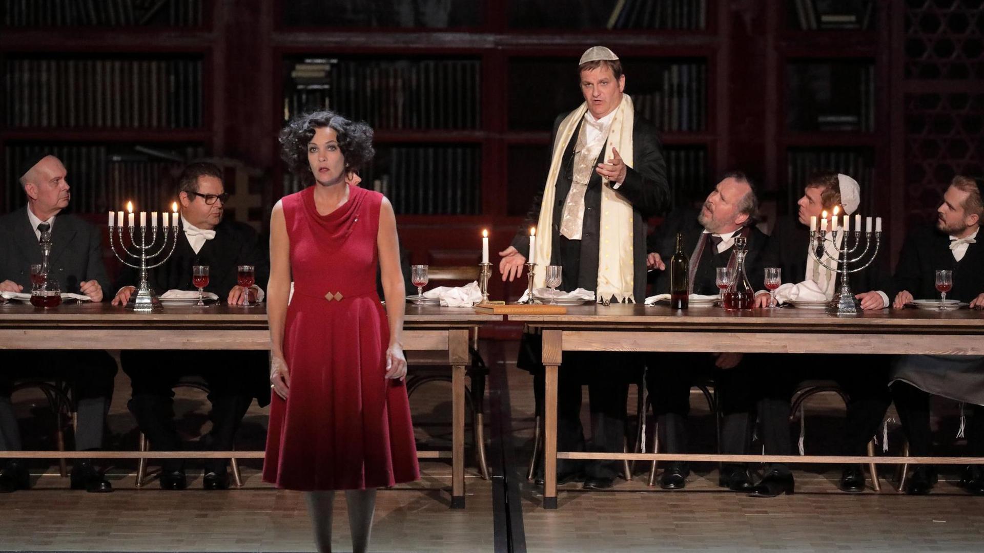 Marlis Petersen (im Vordergrund stehend) als Salome und Wolfgang Ablinger-Sperrhacke (im Hintergrund stehend) als Herodes in Krzysztof Warlikowskis Inszenierung von Richard Strauss' Salome an der Bayerischen Staatsoper Marlis Petersen (im Vordergrund stehend) als Salome und Wolfgang Ablinger-Sperrhacke (im Hintergrund stehend) als Herodes in Krzysztof Warlikowskis Inszenierung von Richard Strauss' Salome an der Bayerischen Staatsoper