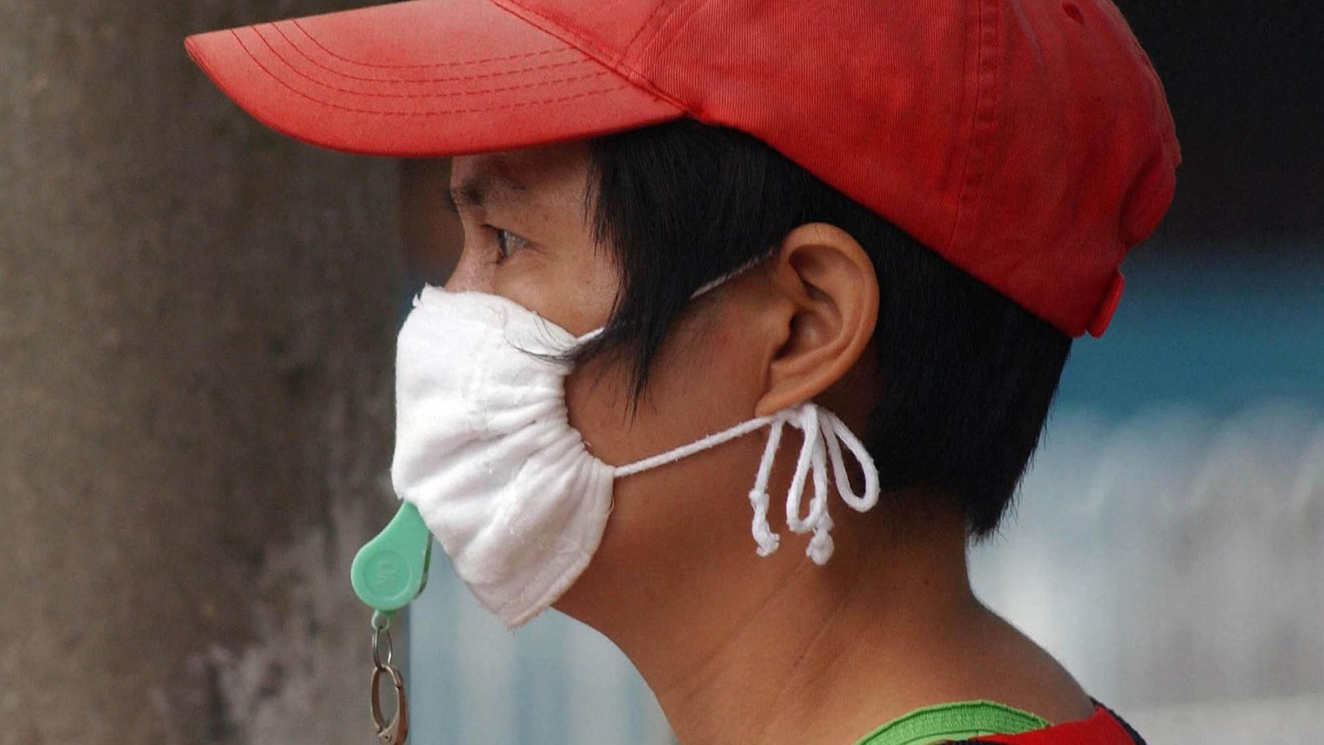 Aus Angst vor dem neuartigen Corona-Virus tragen viele Menschen Masken Aus Angst vor dem neuartigen Corona-Virus tragen viele Menschen Masken