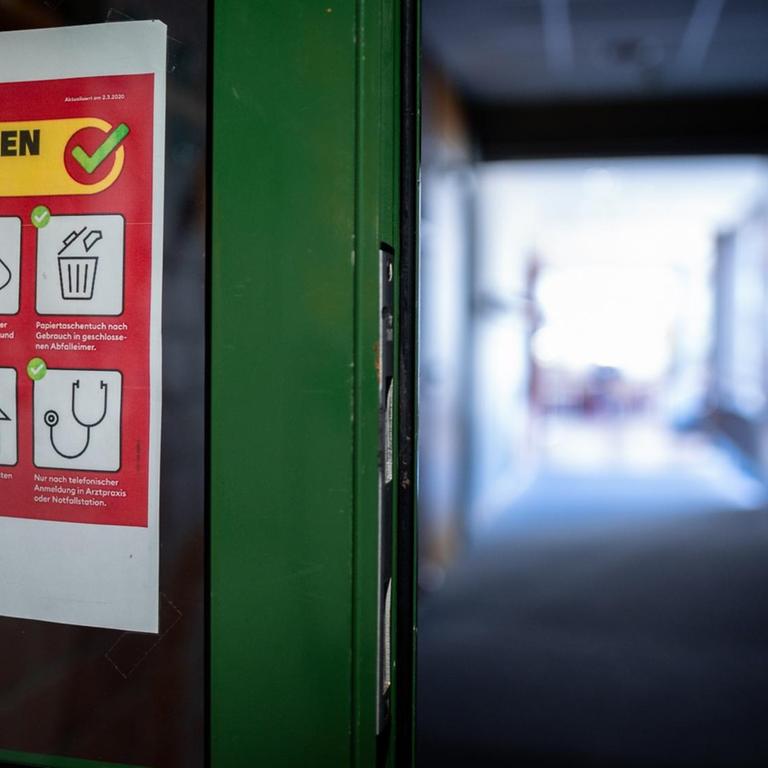20.04.2020, Nordrhein-Westfalen, Gütersloh: Ein Plakat mit Hygienehinweisen am Eingang der Geschwister Scholl Realschule in Gütersloh