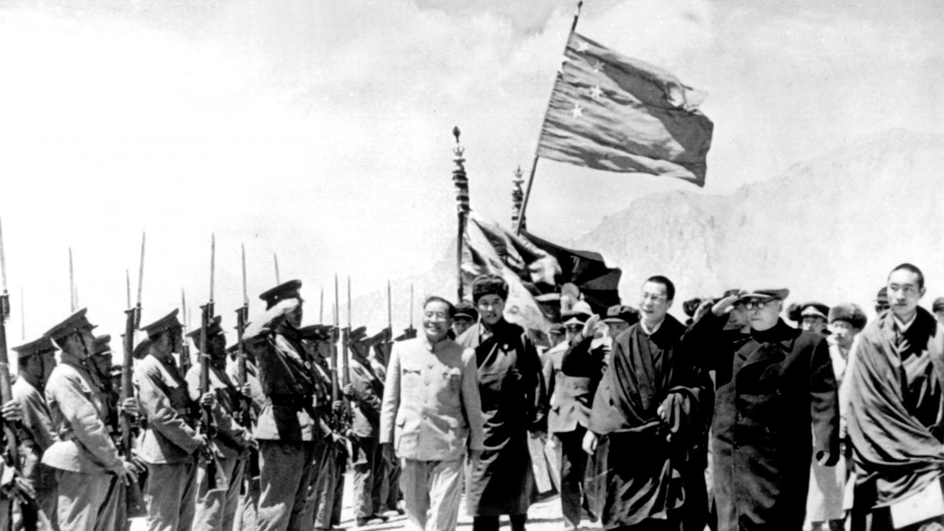 Mai 1965: Der Leiter der chinesischen Delegation, der stellvertretende Ministerpräsident Chen Yi (2.v.r.), schreitet mit dem Dalai Lama zu seiner Rechten und dem Pantschen Lama zu seiner Linken eine tibetanische Ehrengarde ab, nachdem Tibet zur Autonomen Region erklärt wurde. Mai 1965: Der Leiter der chinesischen Delegation, der stellvertretende Ministerpräsident Chen Yi (2.v.r.), schreitet mit dem Dalai Lama zu seiner Rechten und dem Pantschen Lama zu seiner Linken eine tibetanische Ehrengarde ab, nachdem Tibet zur Autonomen Region erklärt wurde.