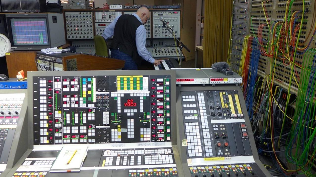 Volker Müller, der Toningenieur von Karlheinz Stockhausen, im "Studio für elektronische Musik" Volker Müller, der Toningenieur von Karlheinz Stockhausen, im "Studio für elektronische Musik"