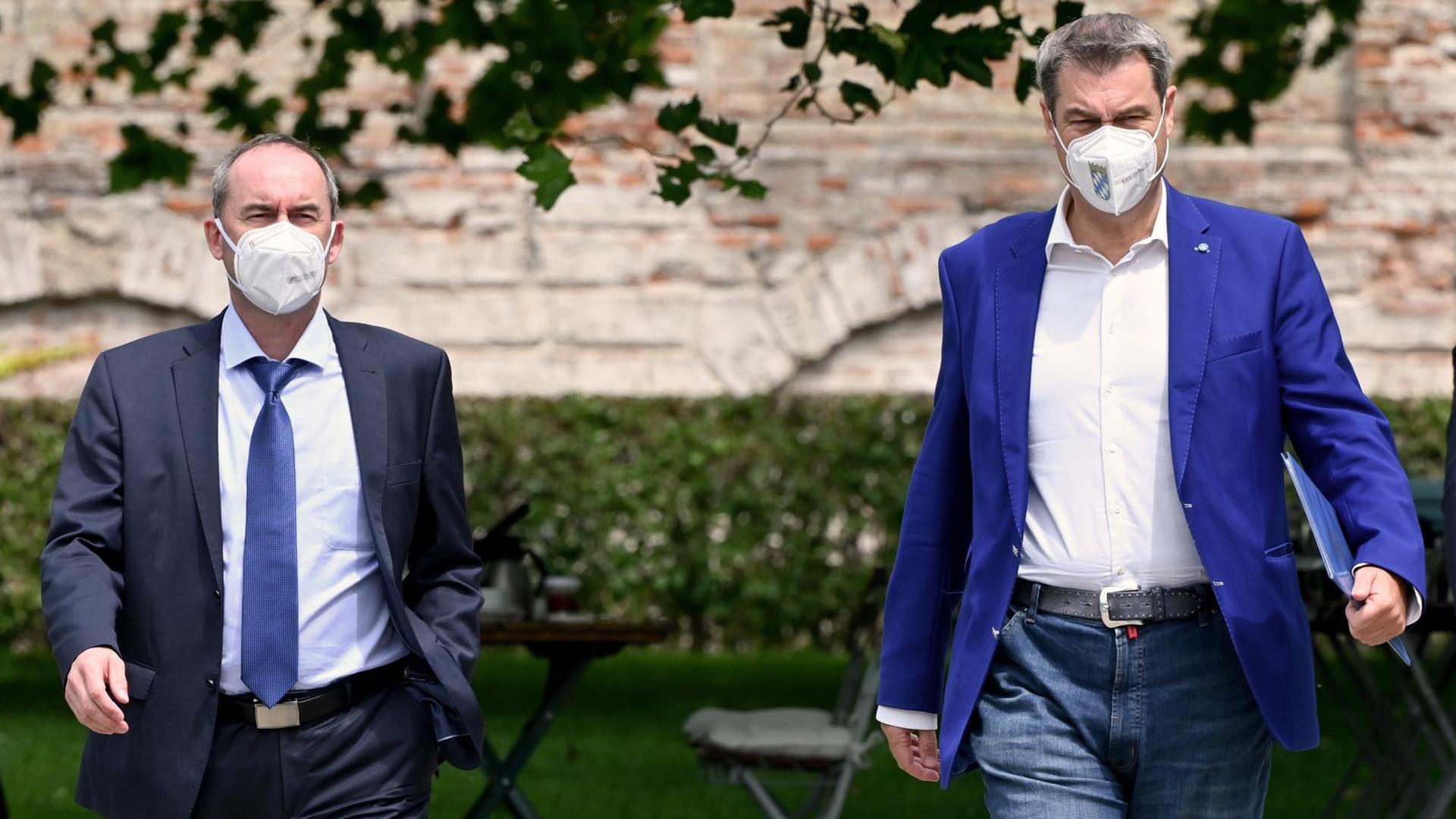 Hubert Aiwanger (l, Freie Wähler), stellvertretender Ministerpräsident und Staatsminister für Wirtschaft, Landentwicklung und Energie, und Markus Söder (r, CSU), Ministerpräsident von Bayern, gehen gemeinsam nach der Kabinettssitzung, die im Hofgarten des Regierungssitz stattfand, zu einer abschließenden Pressekonferenz. Im Mittelpunkt stand erneut die Corona-Krise. Unter anderem hat der Ministerrat entscheiden, wie es bei den ffnungen von Bars und Kneipen weitergehen soll. Hubert Aiwanger (l, Freie Wähler), stellvertretender Ministerpräsident und Staatsminister für Wirtschaft, Landentwicklung und Energie, und Markus Söder (r, CSU), Ministerpräsident von Bayern, gehen gemeinsam nach der Kabinettssitzung, die im Hofgarten des Regierungssitz stattfand, zu einer abschließenden Pressekonferenz. Im Mittelpunkt stand erneut die Corona-Krise. Unter anderem hat der Ministerrat entscheiden, wie es bei den ffnungen von Bars und Kneipen weitergehen soll.