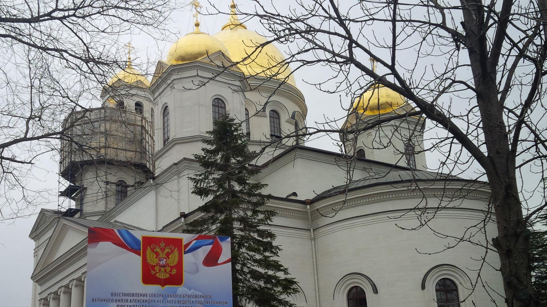Die Alexander Newskij Kathedrale in Simferopol auf der Krim untersteht dem Moskauer Patriarchat und wird unter Putins Schirmherrschaft renoviert. Die Alexander Newskij Kathedrale in Simferopol auf der Krim untersteht dem Moskauer Patriarchat und wird unter Putins Schirmherrschaft renoviert.