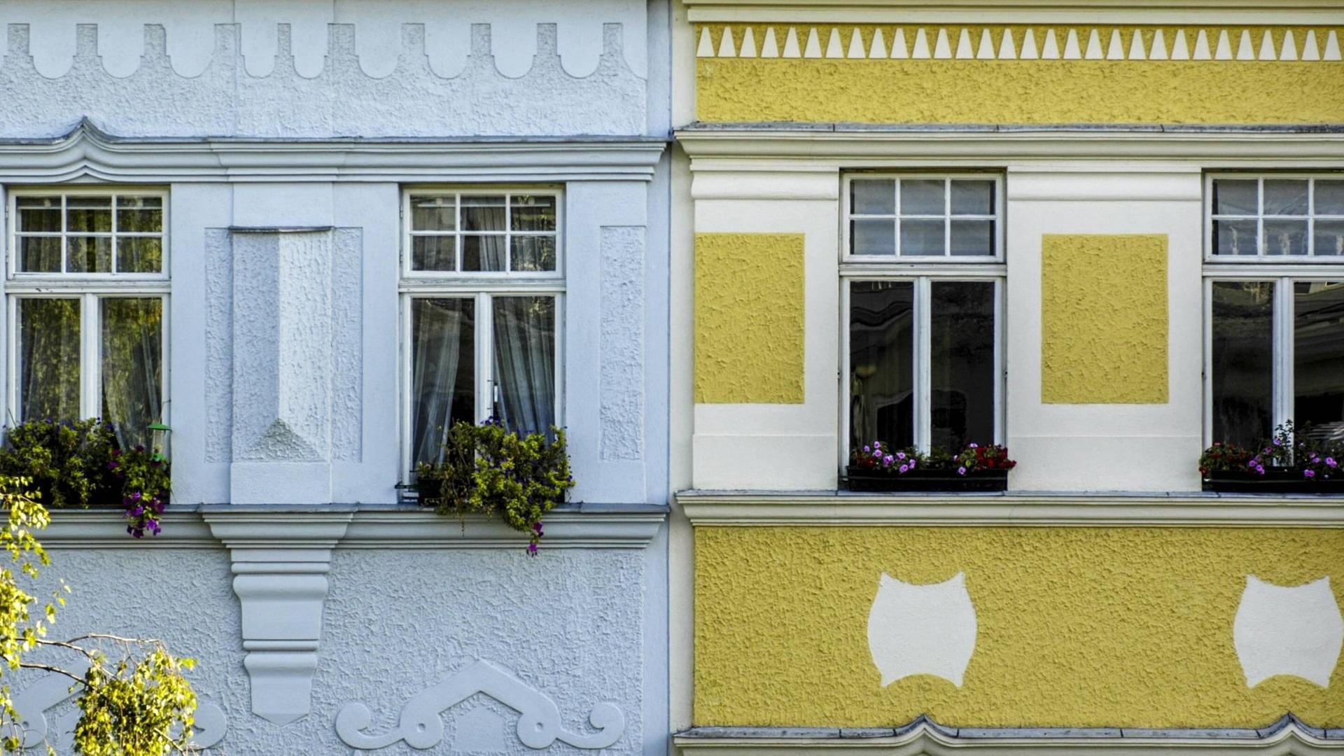 Gelbes und weißes Haus nebeneinander im 18. Bezirk von Wien Gelbes und weißes Haus nebeneinander im 18. Bezirk von Wien