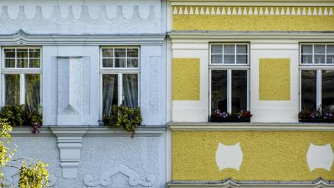 Gelbes und weißes Haus nebeneinander im 18. Bezirk von Wien