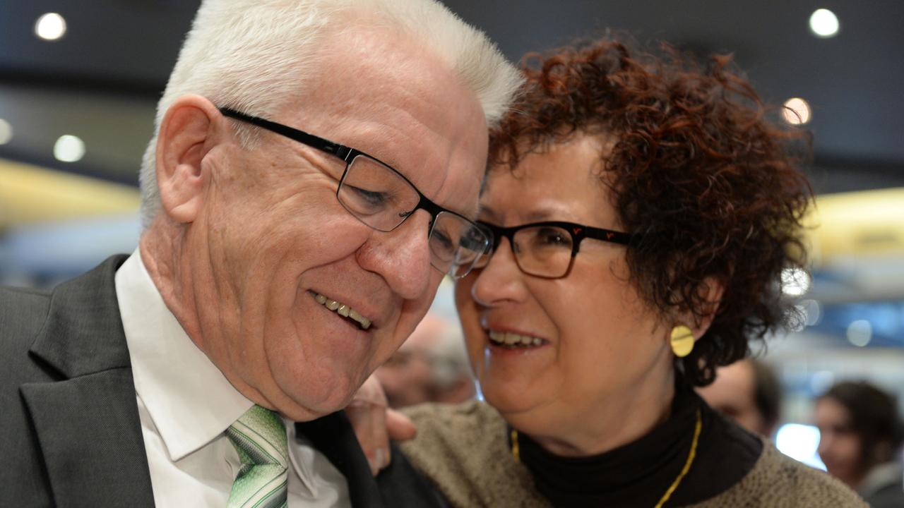 Baden-Württembergs Ministerpräsident Winfried Kretschmann und seine Ehefrau Gerlinde lachen beim Politischen Aschermittwoch der Grünen in Baden-Württemberg in der Stadthalle Biberach. 