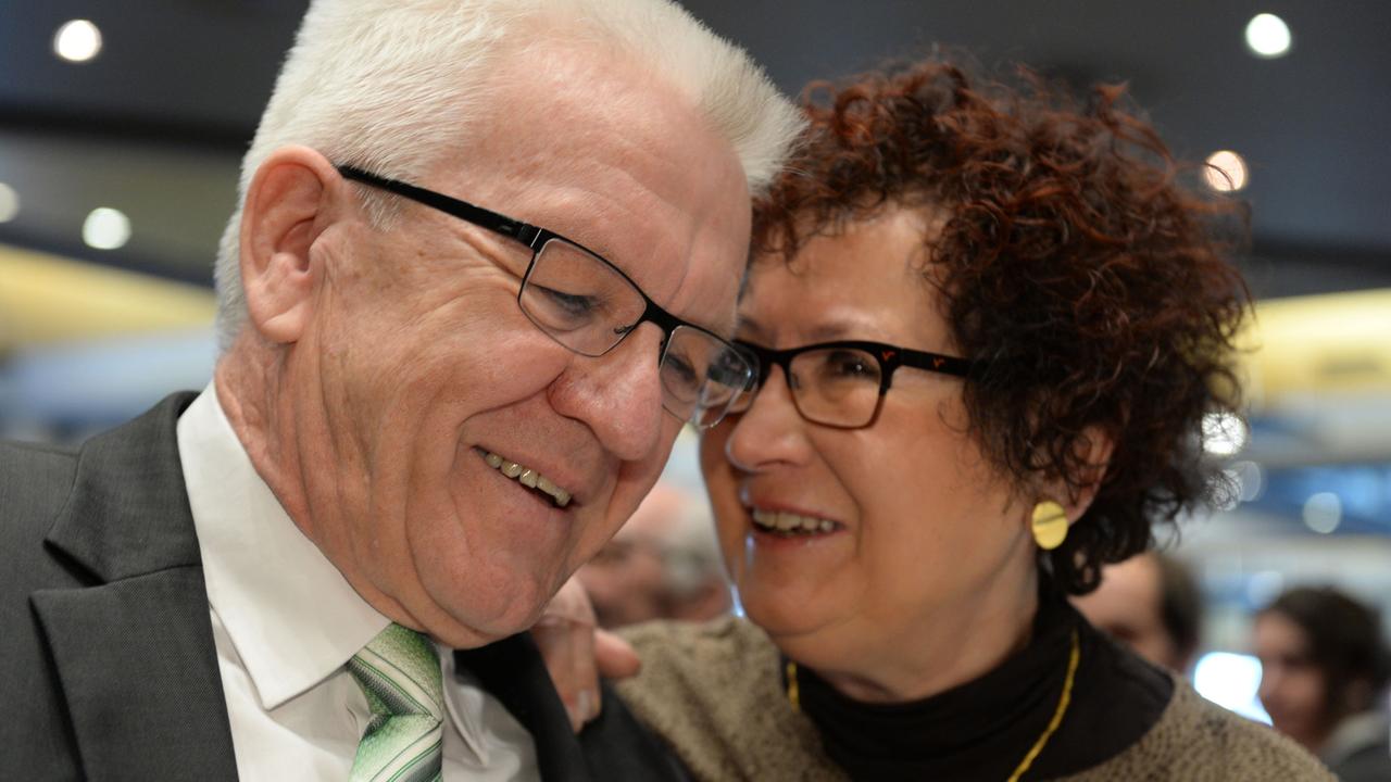 Baden-Württembergs Ministerpräsident Winfried Kretschmann und seine Ehefrau Gerlinde lachen beim Politischen Aschermittwoch der Grünen in Baden-Württemberg in der Stadthalle Biberach. Baden-Württembergs Ministerpräsident Winfried Kretschmann und seine Ehefrau Gerlinde lachen beim Politischen Aschermittwoch der Grünen in Baden-Württemberg in der Stadthalle Biberach.