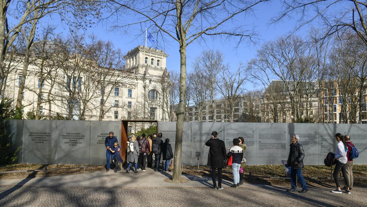 Das Denkmal für die im Nationalsozialismus ermordeten Sinti und Roma im Berliner Tiergarten. Das Denkmal für die im Nationalsozialismus ermordeten Sinti und Roma im Berliner Tiergarten.