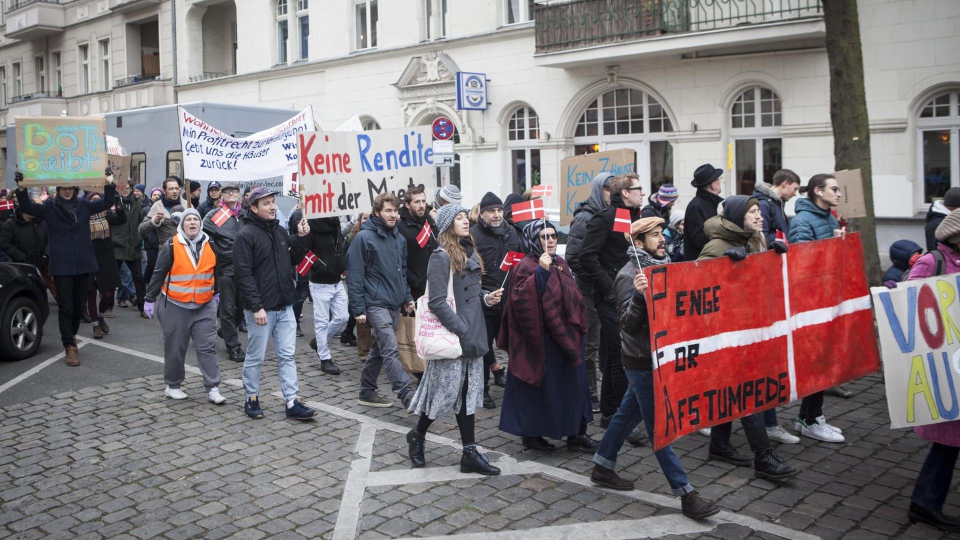 Protest von Anwohnern in Berlin gegen den Verkauf ihrer Wohnungen. Protest von Anwohnern in Berlin gegen den Verkauf ihrer Wohnungen.