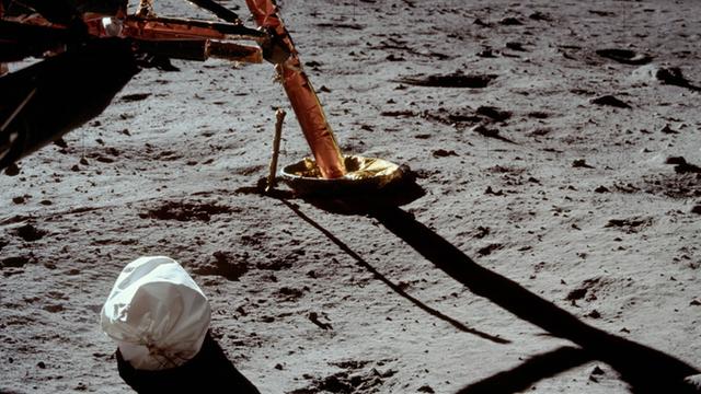Das erste Foto vom Mond: Der Müllsack von Apollo 11
