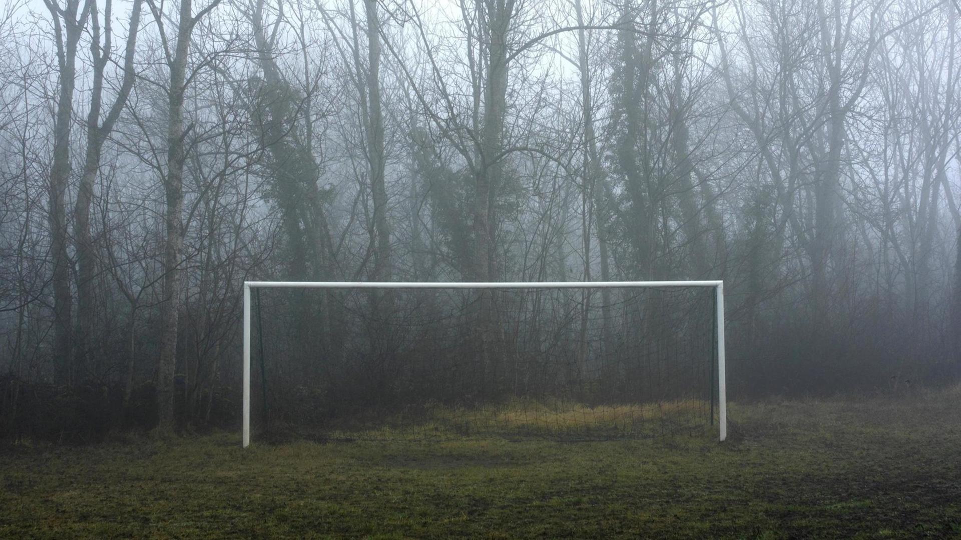 Fußballtor im Nebel