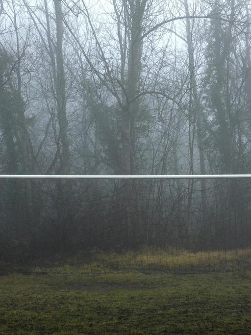 Fußballtor im Nebel