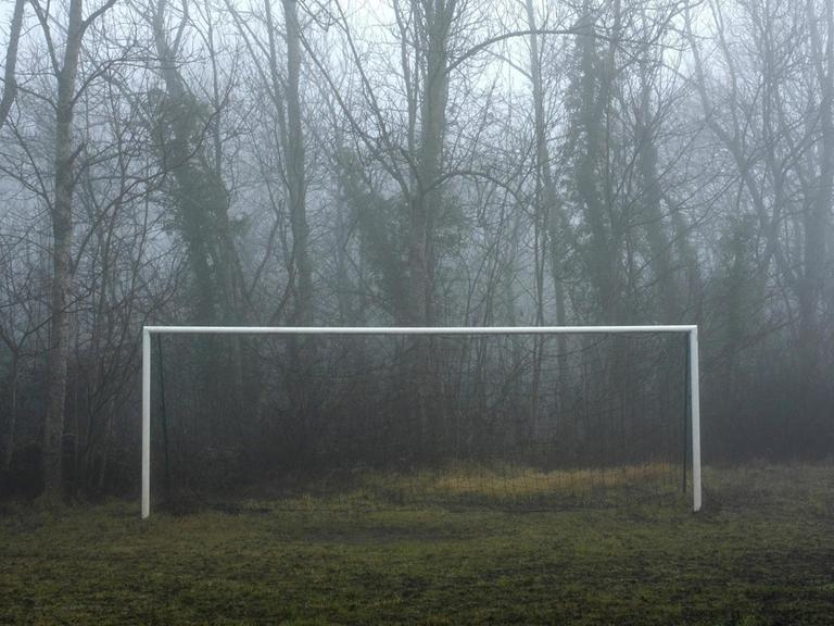 Fußballtor im Nebel