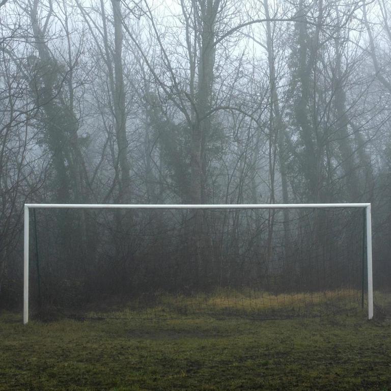 Fußballtor im Nebel