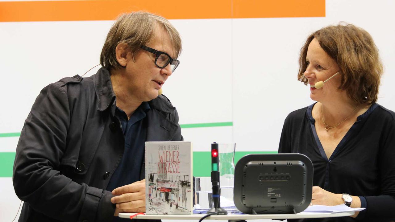 Frankfurter Buchmesse 2017: Sven Regener im Gespräch mit Andrea Gerk über sein Buch "Wiener Straße" Frankfurter Buchmesse 2017: Sven Regener im Gespräch mit Andrea Gerk über sein Buch "Wiener Straße"
