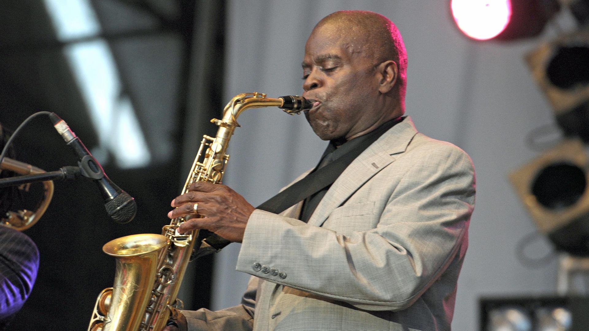 Der amerikanische Musiker Maceo Parker und seine Band spielen am Freitag (15.07.2011) auf der Airport Funk & Soul Night im Rahmen des Schleswig-Holstein Musikfestivals auf dem Flughafen in Hamburg. Der amerikanische Musiker Maceo Parker und seine Band spielen am Freitag (15.07.2011) auf der Airport Funk & Soul Night im Rahmen des Schleswig-Holstein Musikfestivals auf dem Flughafen in Hamburg.
