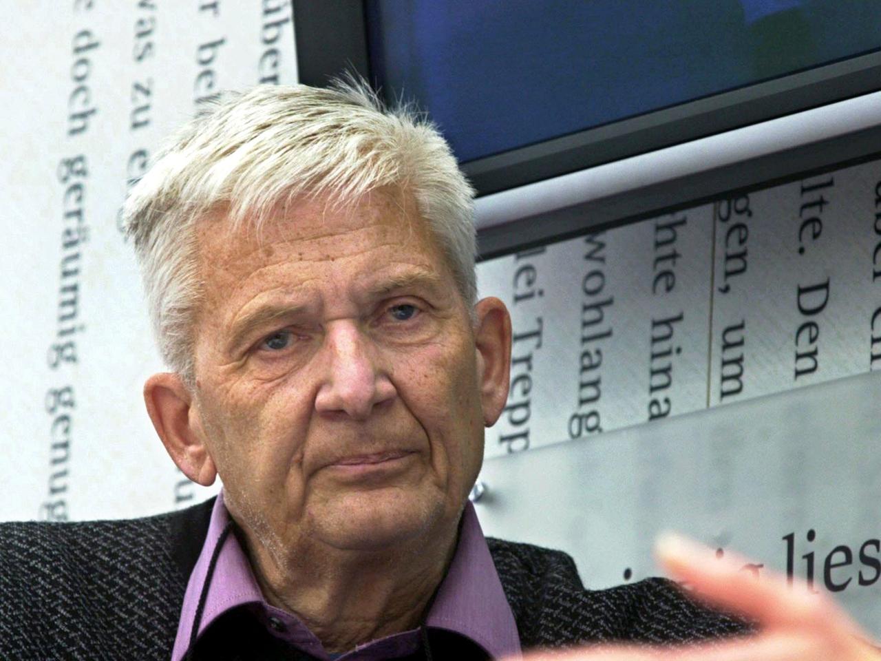 Der schwedische Autor Per Olof Enquist, aufgenommen 2002 auf der Leipziger Buchmesse
