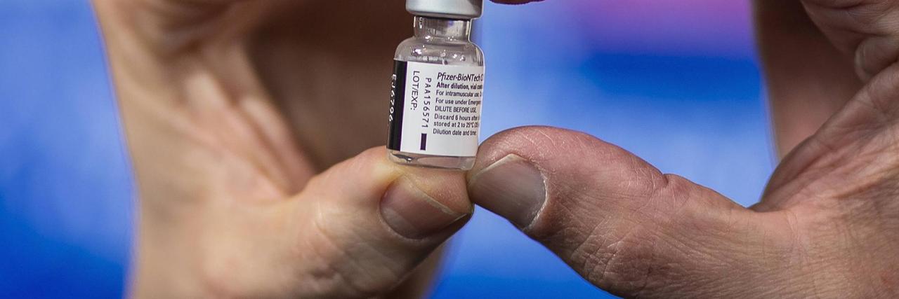 Das Foto zeigt eine Impfstoffdose von Pfizer-BioNtech. Das Foto zeigt eine Impfstoffdose von Pfizer-BioNtech.