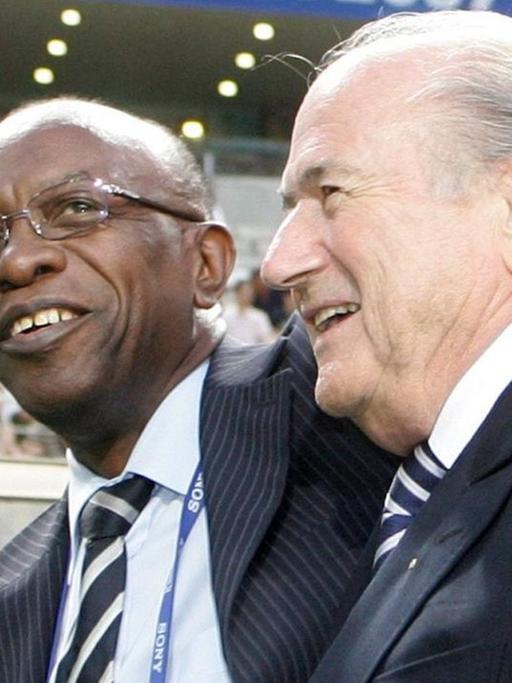Die ehemaligen FIFA-Funktionäre Sepp Blatter (re.) und Jack Warner 