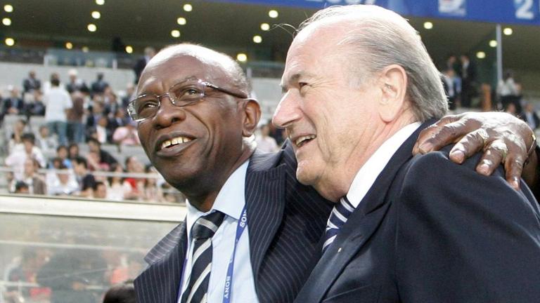Sepp Blatter und Jack Warner herzen sich bei der U17-WM in Südkorea 2007 - gegen Warner gibt es zahlreiche Korruptionsvorwürfe