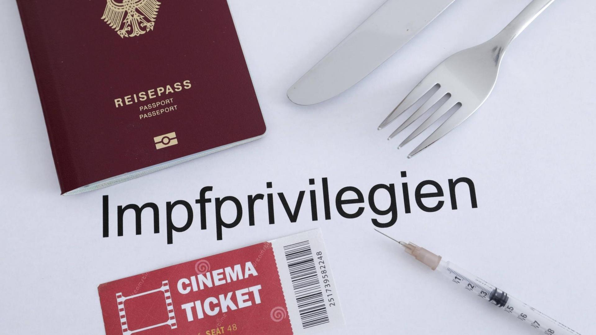 Ein Reisepass, eine Kino-Karte, Besteck und eine Impfspritze vor weißem Hintergrund. In der Mitte steht der Begriff "Impfprivilegien" Ein Reisepass, eine Kino-Karte, Besteck und eine Impfspritze vor weißem Hintergrund. In der Mitte steht der Begriff "Impfprivilegien"