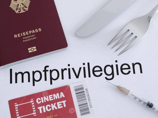 Ein Reisepass, eine Kino-Karte, Besteck und eine Impfspritze vor weißem Hintergrund. In der Mitte steht der Begriff "Impfprivilegien"