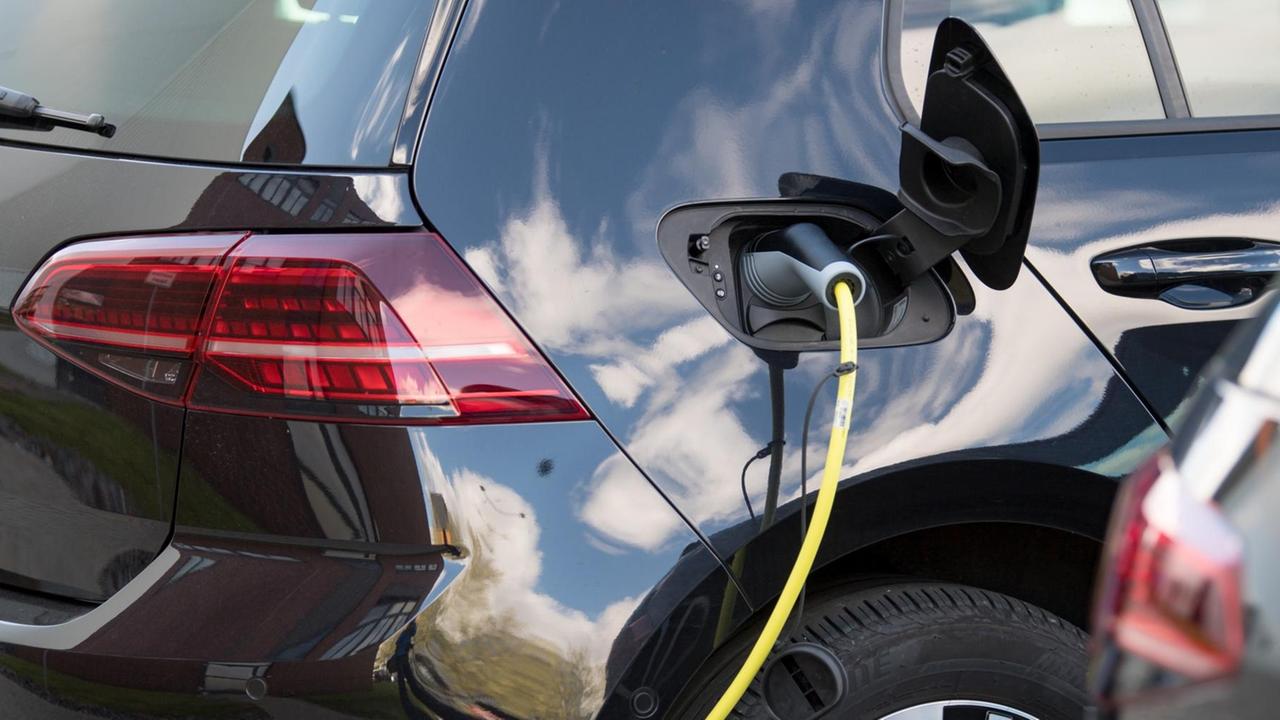 Ein E-Auto wird aufgeladen Ein E-Auto wird aufgeladen