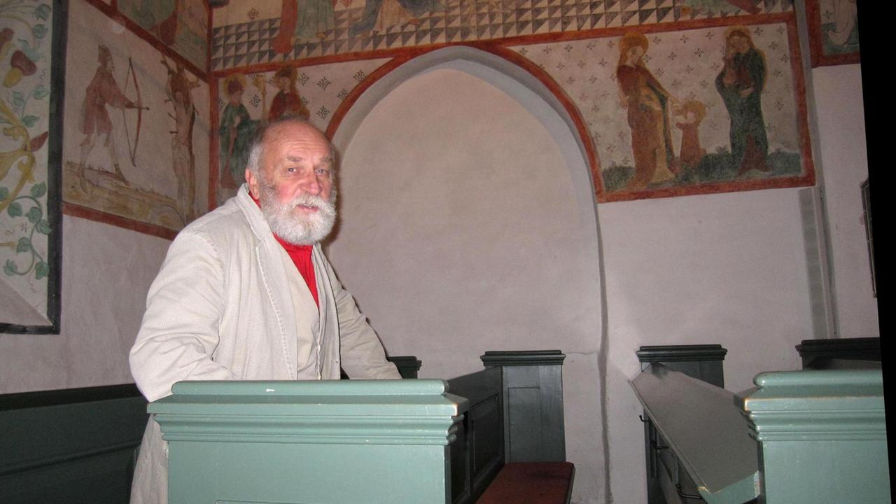 Rudolf Simek in der Kirche von Lieberhausen