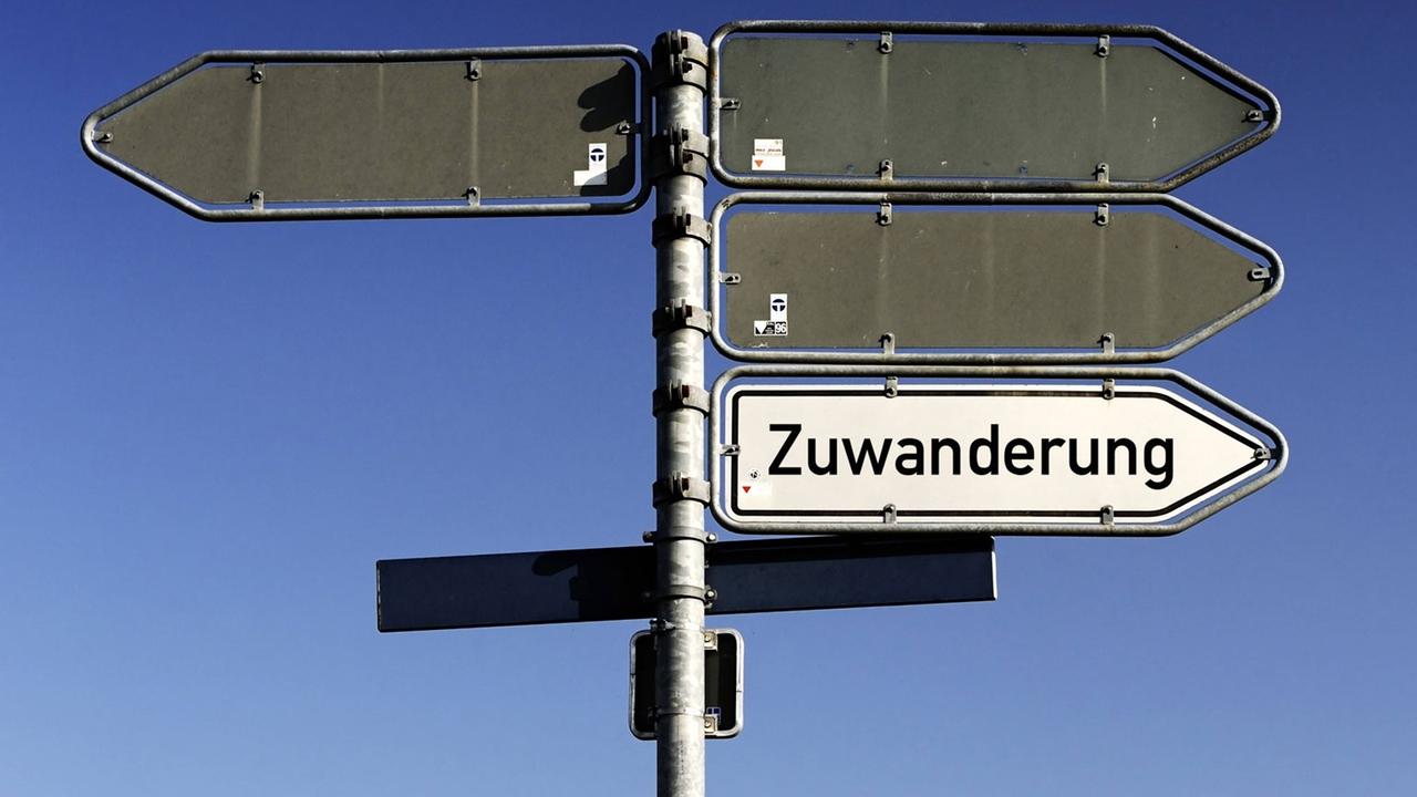Ein Wegweiser mit der Aufschrift "Zuwanderung" Ein Wegweiser mit der Aufschrift "Zuwanderung"