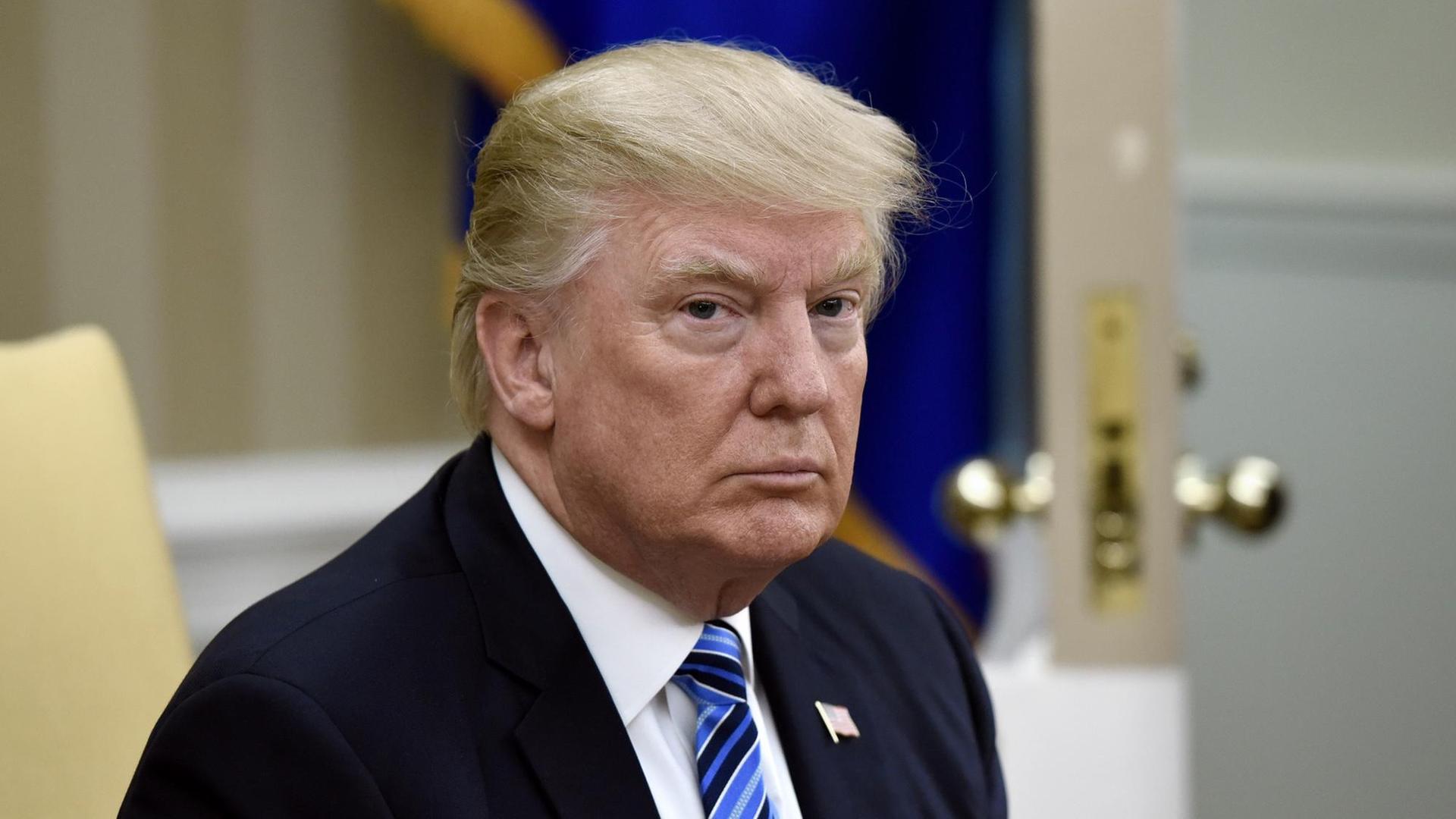 U.S President Donald Trump looks on during a meeting with President Moon Jae-in of the Republic of Korea in the Oval Office of the White House in Washington, DC, on June 30, 2017. US-Präsident Donald Trump bei einem Treffen mit dem koreanischen Präsidenten Moon Jae-in im Weißen Haus am 30. Juni 2017. U.S President Donald Trump looks on during a meeting with President Moon Jae-in of the Republic of Korea in the Oval Office of the White House in Washington, DC, on June 30, 2017. US-Präsident Donald Trump bei einem Treffen mit dem koreanischen Präsidenten Moon Jae-in im Weißen Haus am 30. Juni 2017.