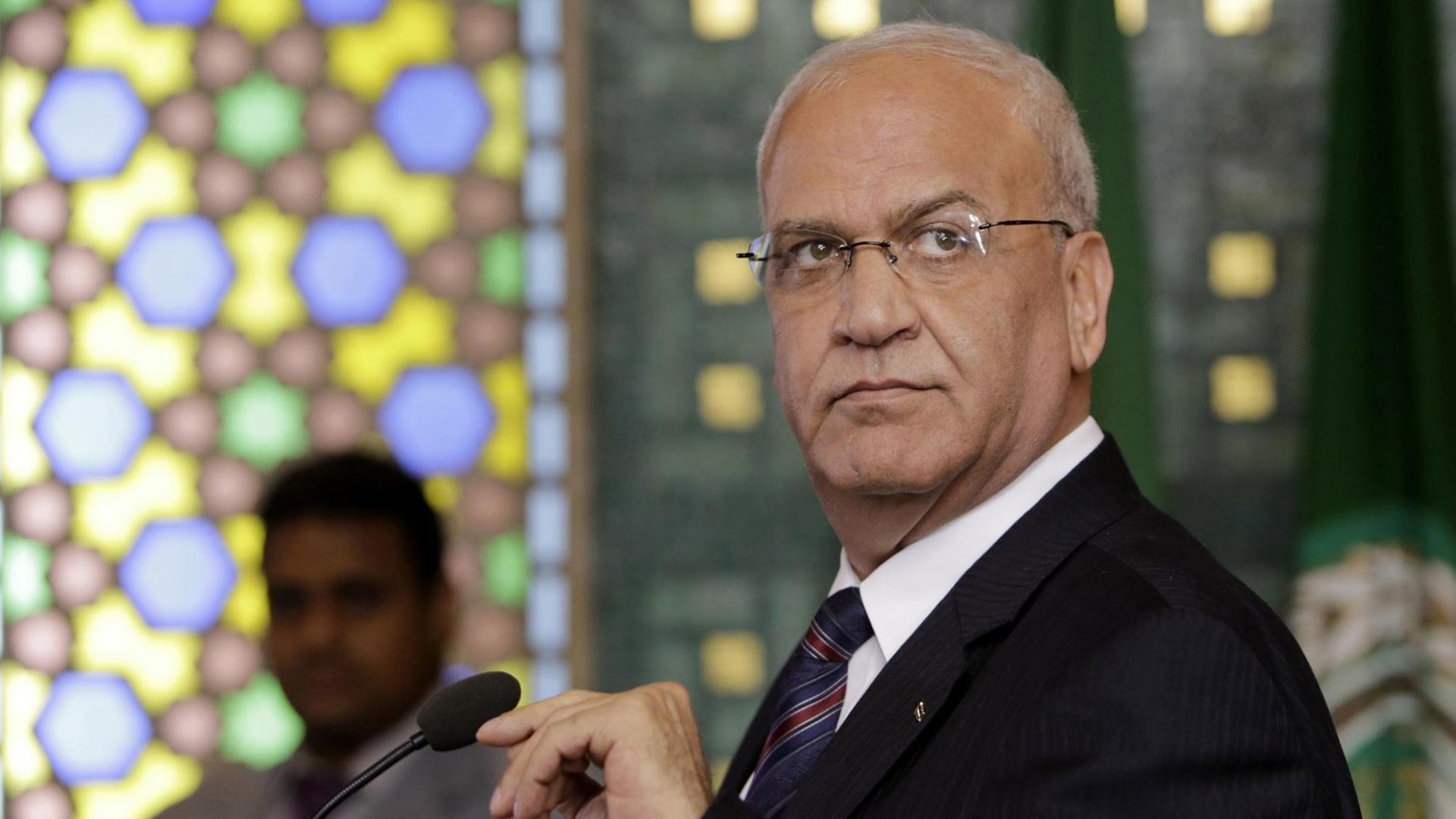 Saeb Erekat, palästinensischer Chefunterhändler im November 2014 bei einer Pressekonferenz in Kairo. Saeb Erekat, palästinensischer Chefunterhändler im November 2014 bei einer Pressekonferenz in Kairo.