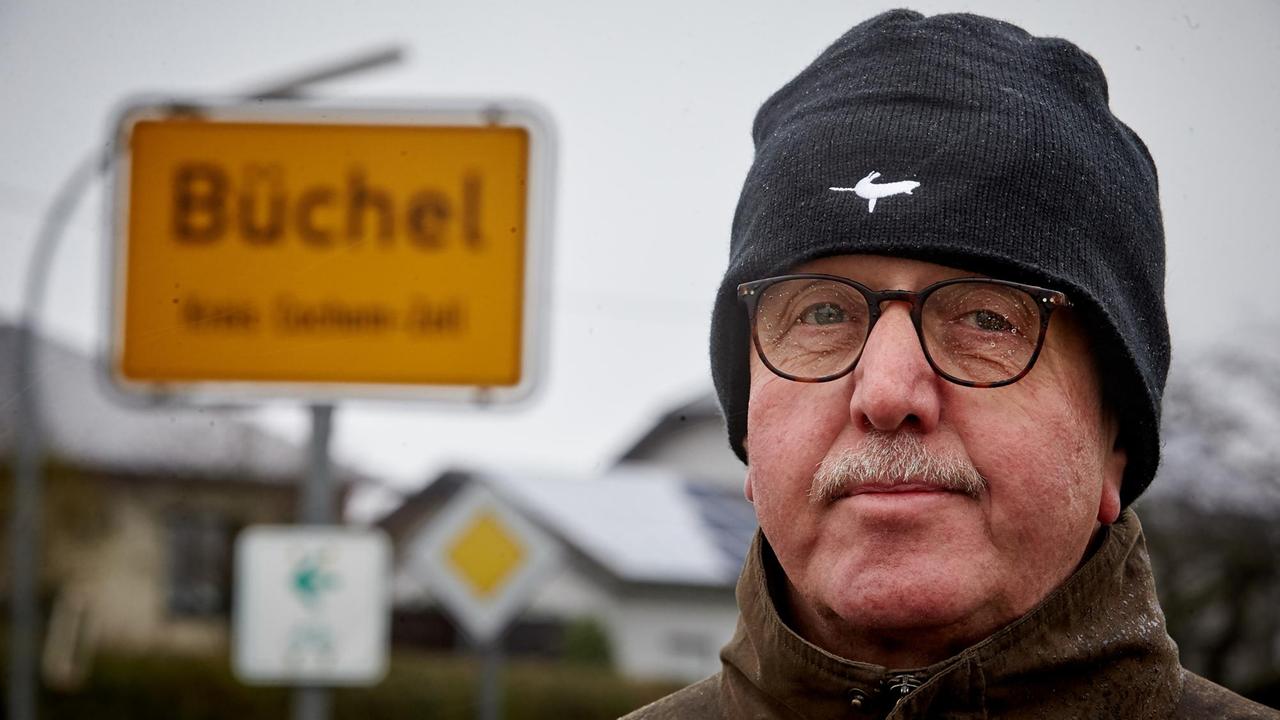 Willi Rademacher, Bürgermeister der Eifelgemeinde Büchel, steht am 27.11.2017 vor dem Ortsschild von Büchel (Rheinland-Pfalz). Der Ort liegt nahe dem Bundeswehr-Fliegerhorst, auf dem US-amerikanische Atombomben vom Typ B61 lagern sollen. Willi Rademacher, Bürgermeister der Eifelgemeinde Büchel, steht am 27.11.2017 vor dem Ortsschild von Büchel (Rheinland-Pfalz). Der Ort liegt nahe dem Bundeswehr-Fliegerhorst, auf dem US-amerikanische Atombomben vom Typ B61 lagern sollen.