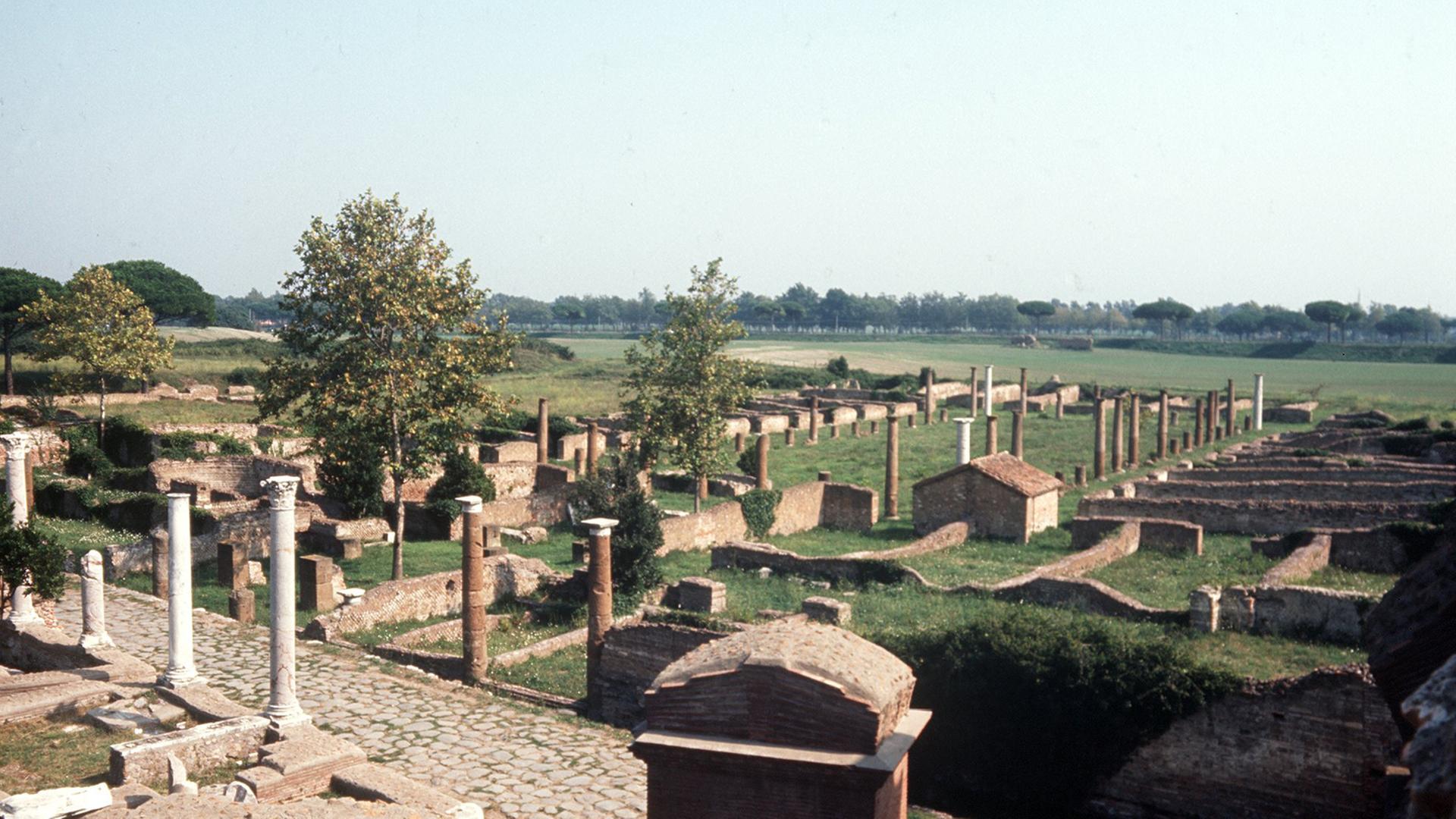 Blick über die Ruinen der einstigen römischen Hafenstadt Ostia Antica. Blick über die Ruinen der einstigen römischen Hafenstadt Ostia Antica.