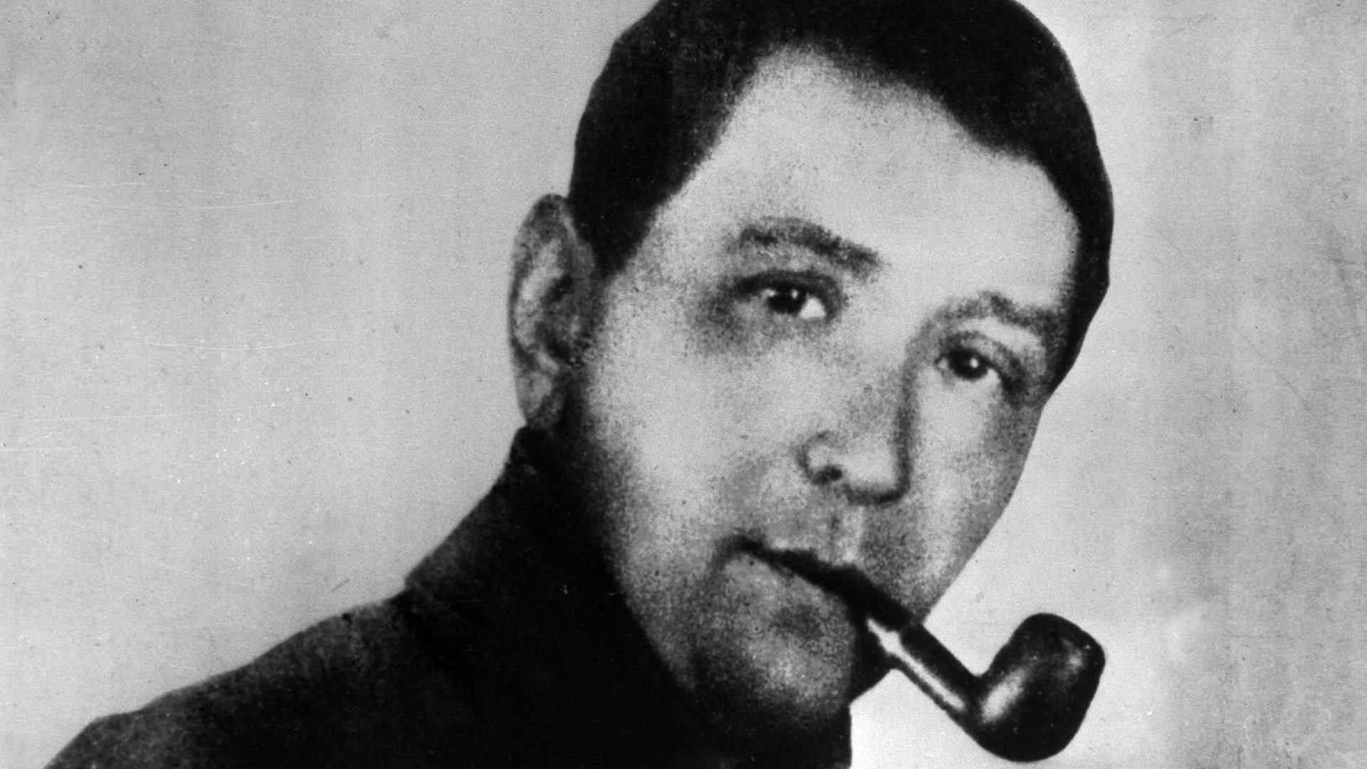 Der Autor Jaroslav Hašek auf einem undatierten Bild. Der Autor Jaroslav Hašek auf einem undatierten Bild.