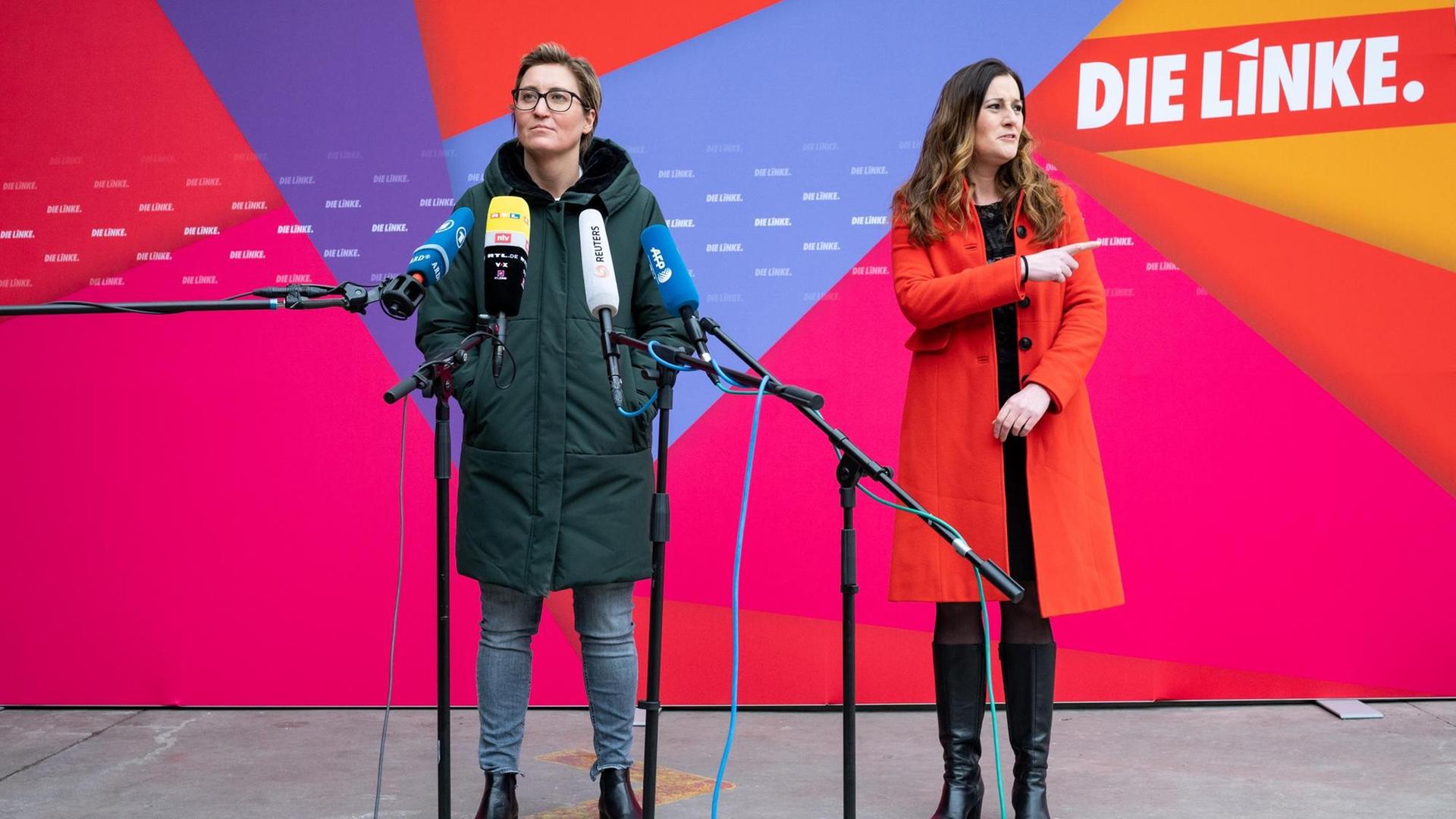 Janine Wissler (r) und Susanne Hennig-Wellsow, die neuen Bundesvorsitzenden der Partei Die Linke, äußern sich nach ihrer Wahl am Randes des Online-Bundesparteitags der Linken gegenüber Medienvertretern. Janine Wissler (r) und Susanne Hennig-Wellsow, die neuen Bundesvorsitzenden der Partei Die Linke, äußern sich nach ihrer Wahl am Randes des Online-Bundesparteitags der Linken gegenüber Medienvertretern.