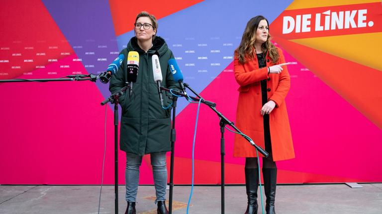 Janine Wissler (r) und Susanne Hennig-Wellsow, die neuen Bundesvorsitzenden der Partei Die Linke, äußern sich nach ihrer Wahl am Randes des Online-Bundesparteitags der Linken gegenüber Medienvertretern.
