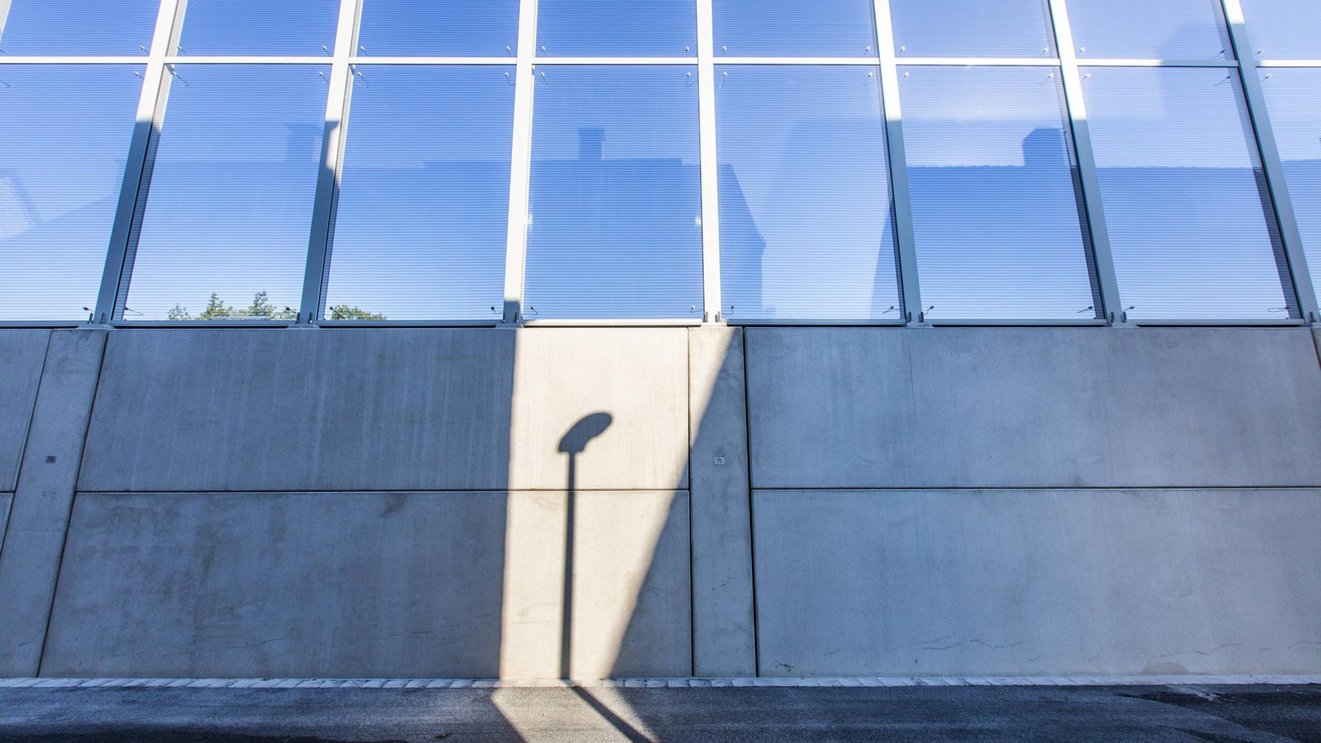 Im Klinkerhaus mit Blick auf die Schallschutzwand wird über Umwelt, Innovation und Mobilität nachgedacht. Im Klinkerhaus mit Blick auf die Schallschutzwand wird über Umwelt, Innovation und Mobilität nachgedacht.