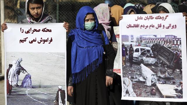 Frauen demonstrieren in Kabul gegen das Abkommen der USA mit der Taliban.